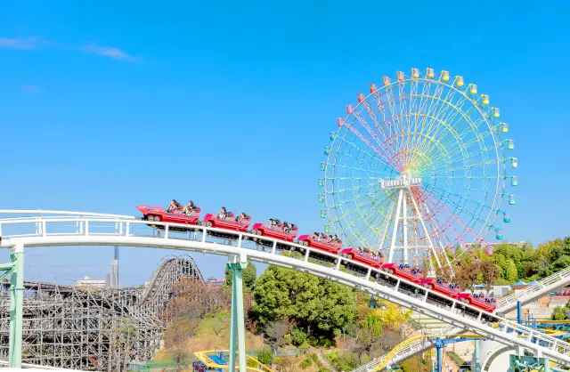 迫力満点！園内最大のローラーコースター「レッドファルコン」