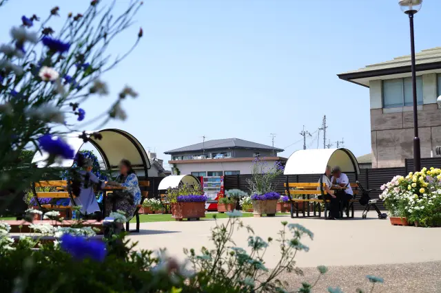 屋根のあるスペースで持ち込んだものを食べられるのも嬉しいポイント