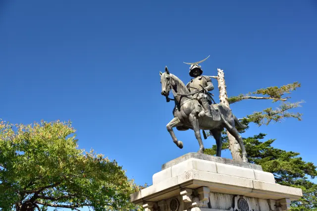 本丸跡には仙台を代表するシンボル「伊達政宗公騎馬像」もあり、絶好のフォトスポット