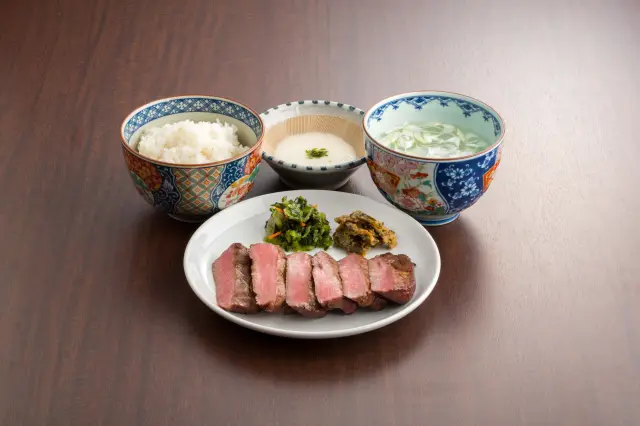 厚切りした「芯たん」は程良い塩加減が美味。「極厚芯たん定食」