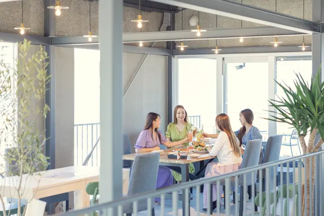 定番カフェメニューから多国籍料理まで揃うカフェでひと休み