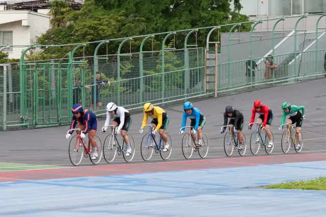 一斉にスタート後、しばらくは先導員の後ろを走る