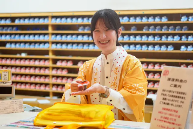 入館したらフロントで受付を済ませロッカーキーを受け取ろう