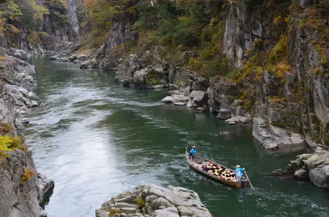 透過和舟漂流，能夠體驗悠然流淌的天龍川與自然交織出的絕景