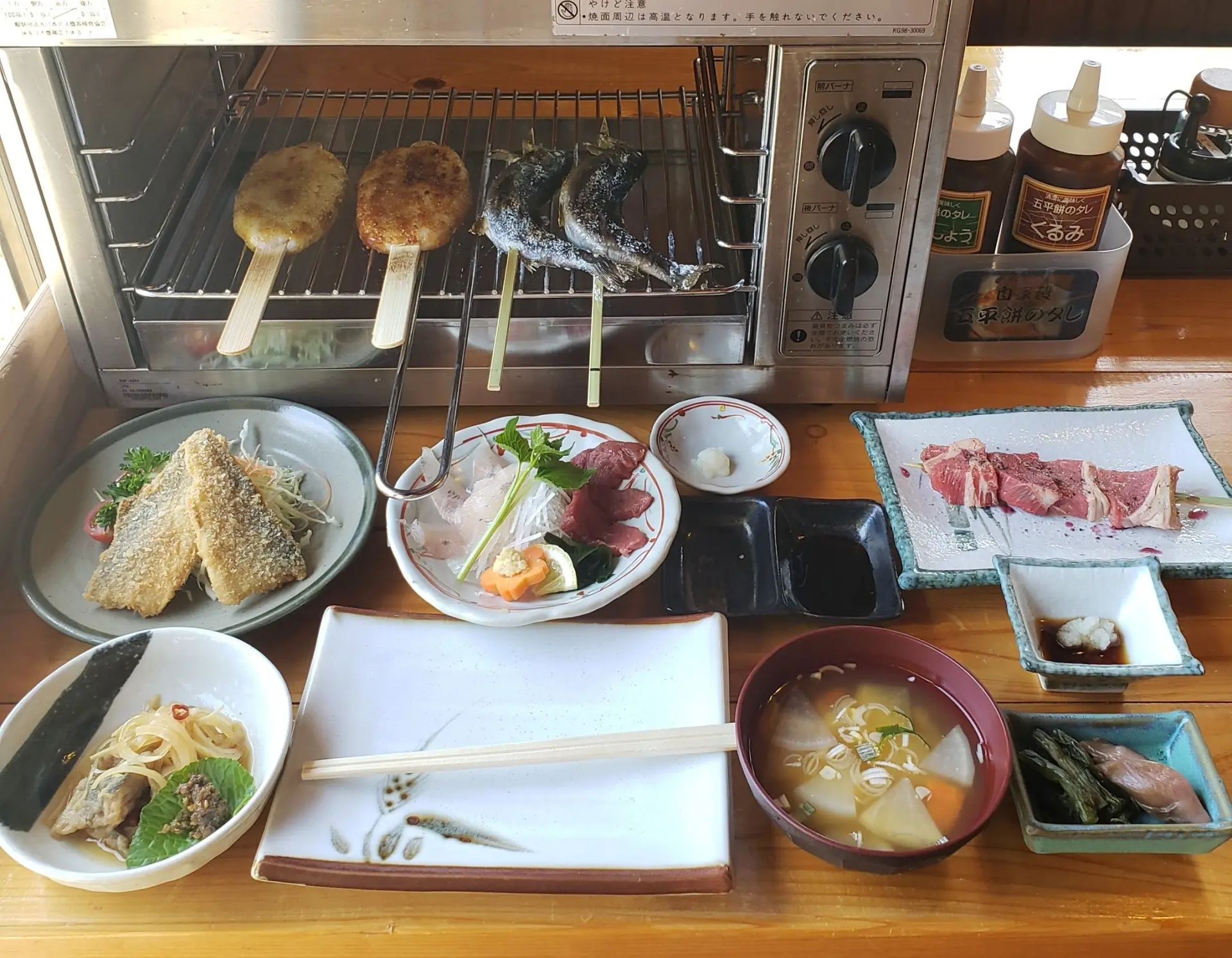 里山の自然に囲まれて川魚や地元の名物料理を味わえる、釣り堀付きの食事処