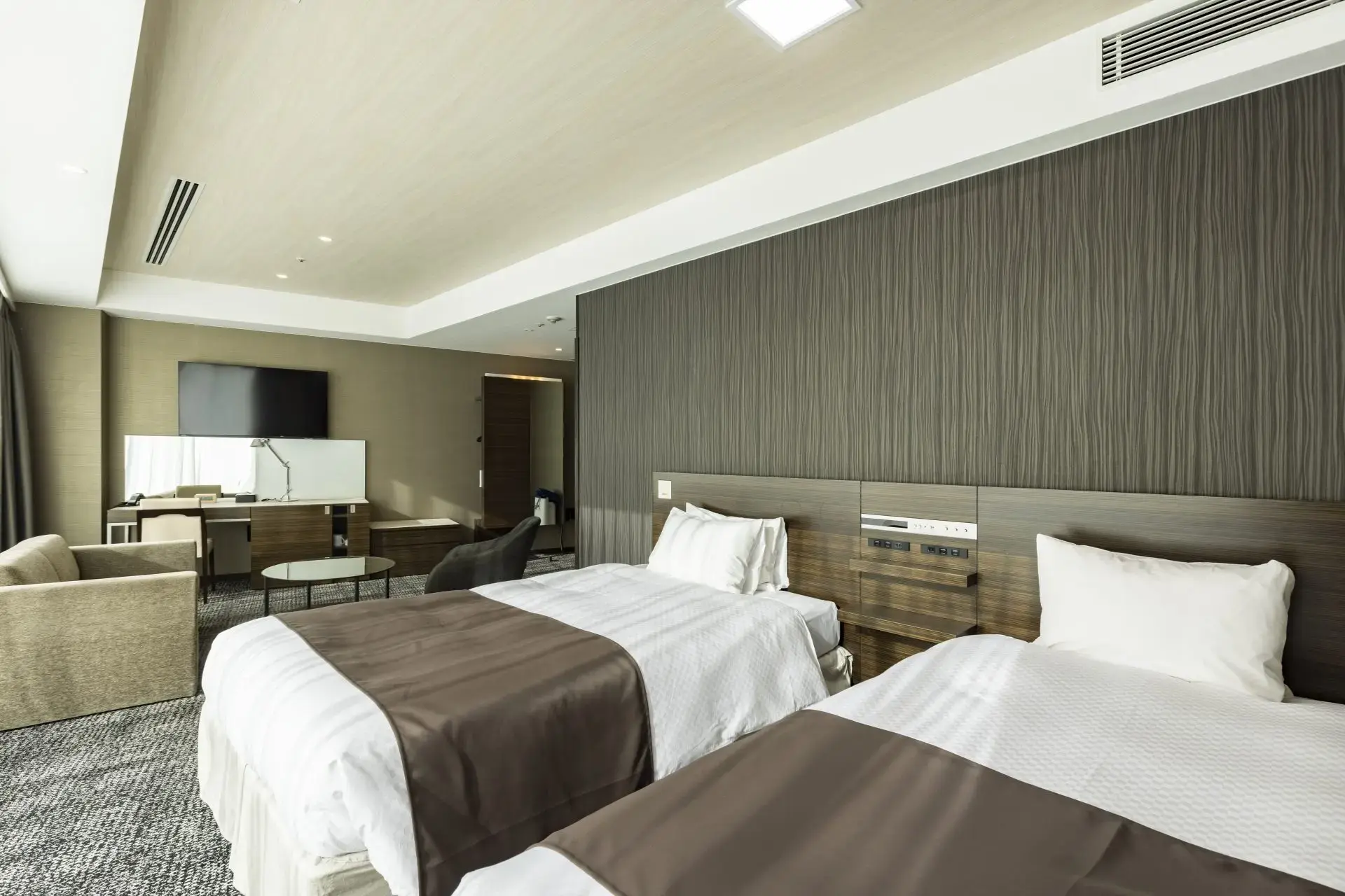 以大片玻璃牆營造開放感，富有設計美感的飯店