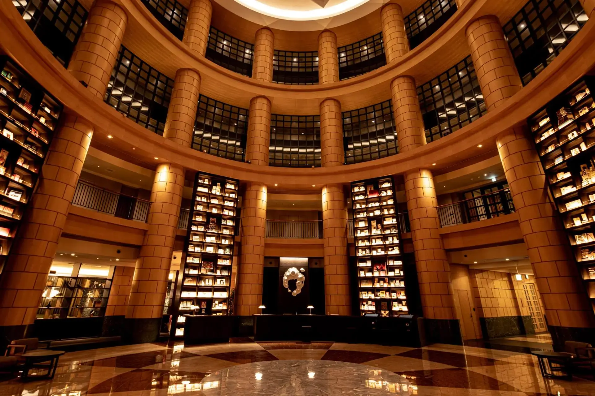 在充滿知識與藝術的空間中，享受屬於大人的悠閒時光