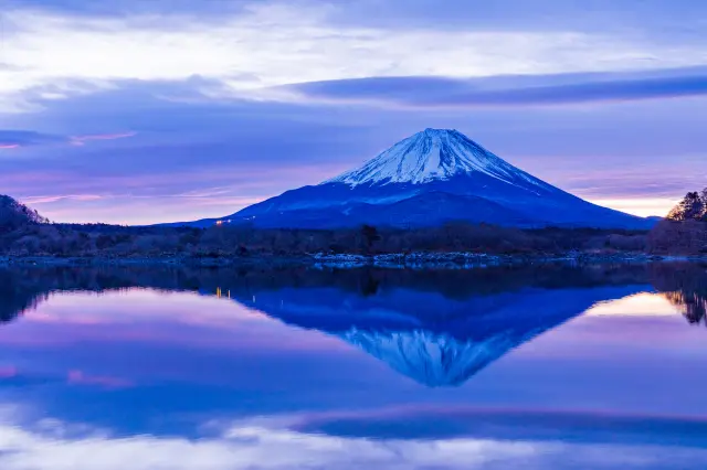 精進湖獨有的湖面倒映出美麗的子抱富士