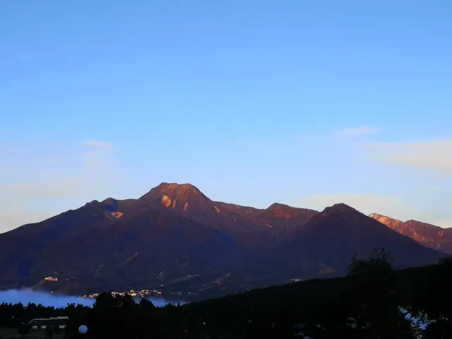 和情侶一起拍張以絕美景色為背景的紀念照吧