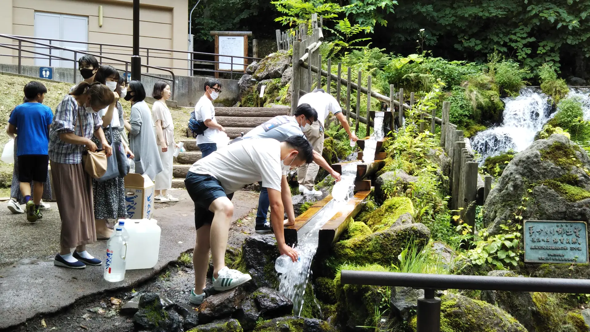 羊蹄山から湧き出る名水は「ふきだし公園」で汲み放題