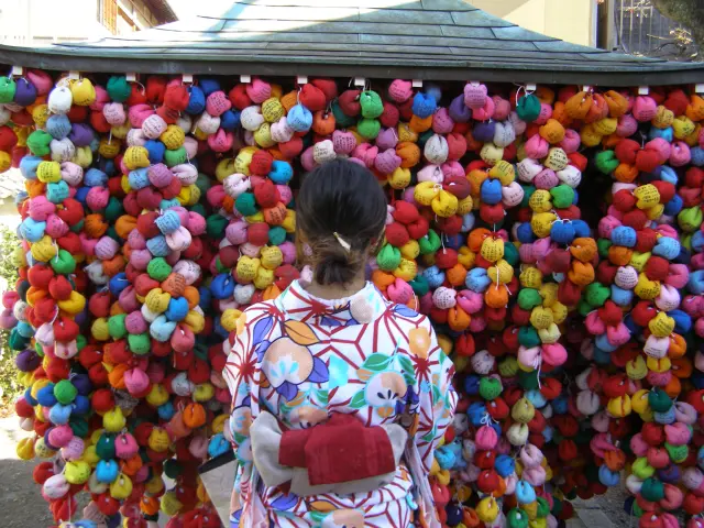 深受在地人喜愛且暱稱為「八坂庚申San」的寺院，擁色彩鮮艷的布料做成的「許願猴」更是吸晴