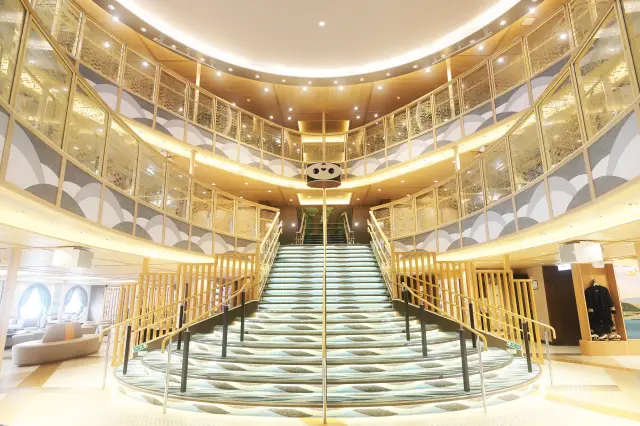 まるでホテルのエントランスのようなラグジュアリーな空間が広がる