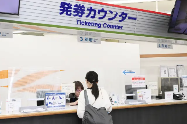 予約番号の人は、南港ATC2階の発券カウンターでチェックインの手続きを