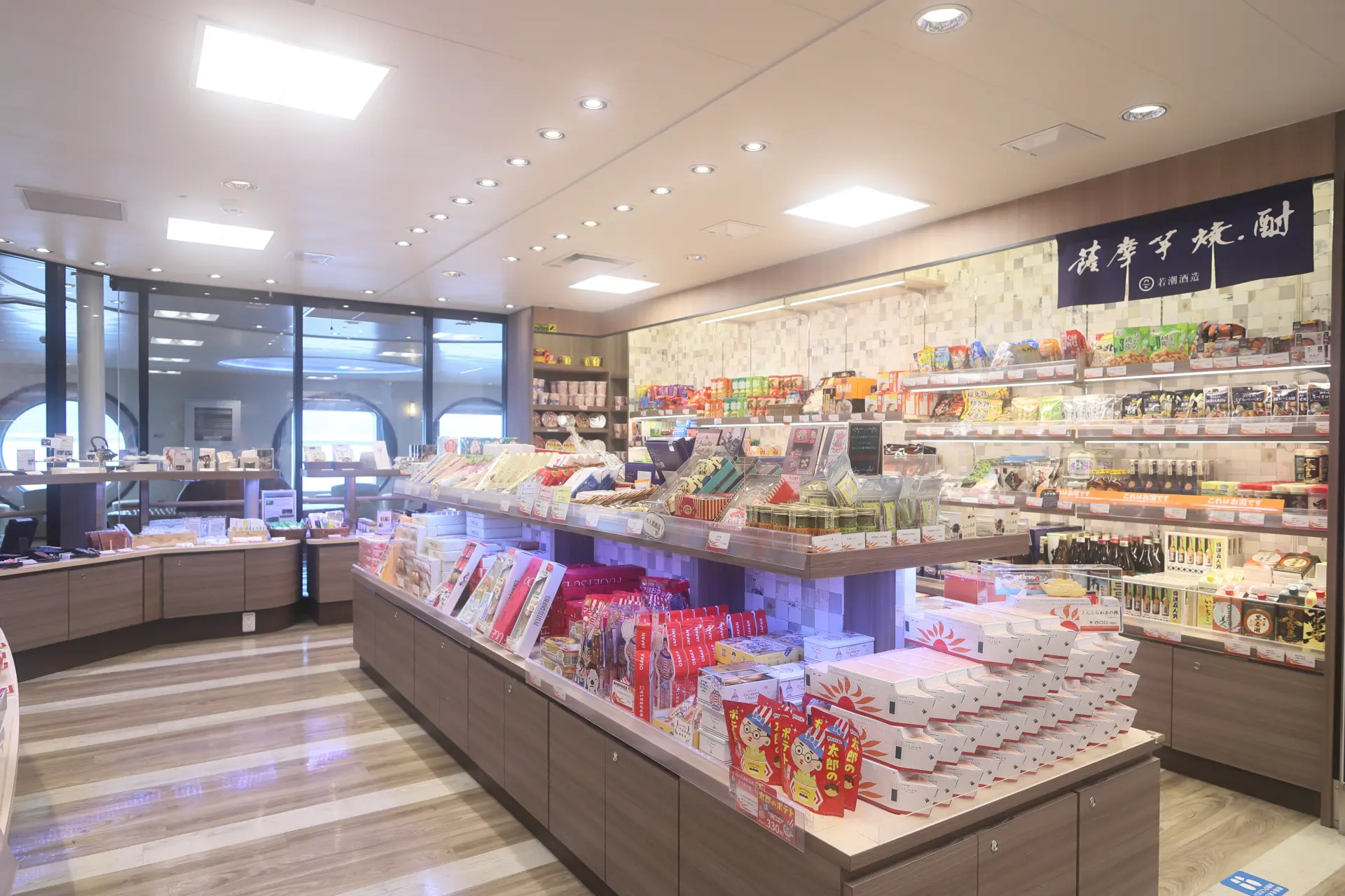 船內設有寬敞的商店區，販售各種伴手禮及零食