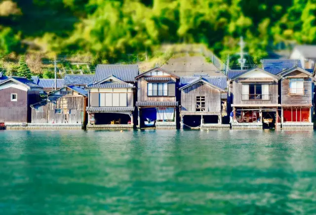 建於漁業興盛的伊根灣沿岸，一樓與海相連，是全國罕見的建築