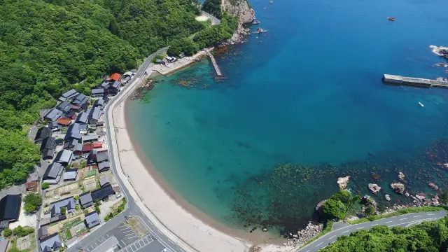 波浪平靜的海灣，是適合闔家大小的隱密海灘