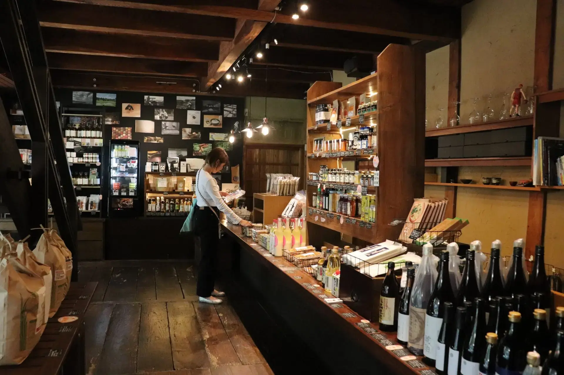匯集系島知名的美食與美酒的複合選物店