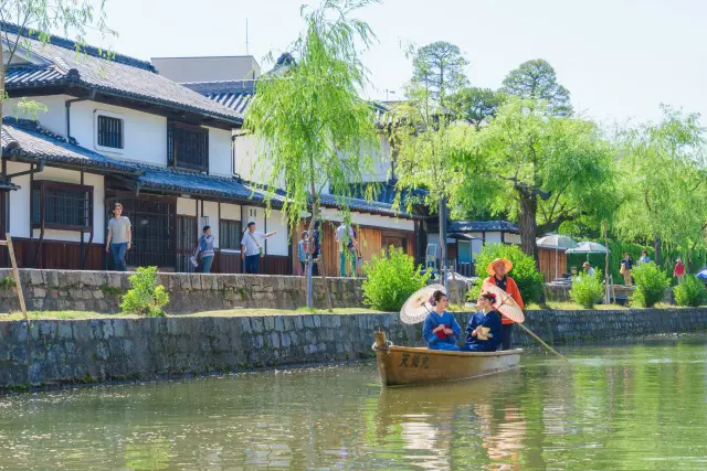 The atmospheric Kurashiki Bikan Historical Quarter, where you can enjoy punting boat rides on the Kurashiki River.