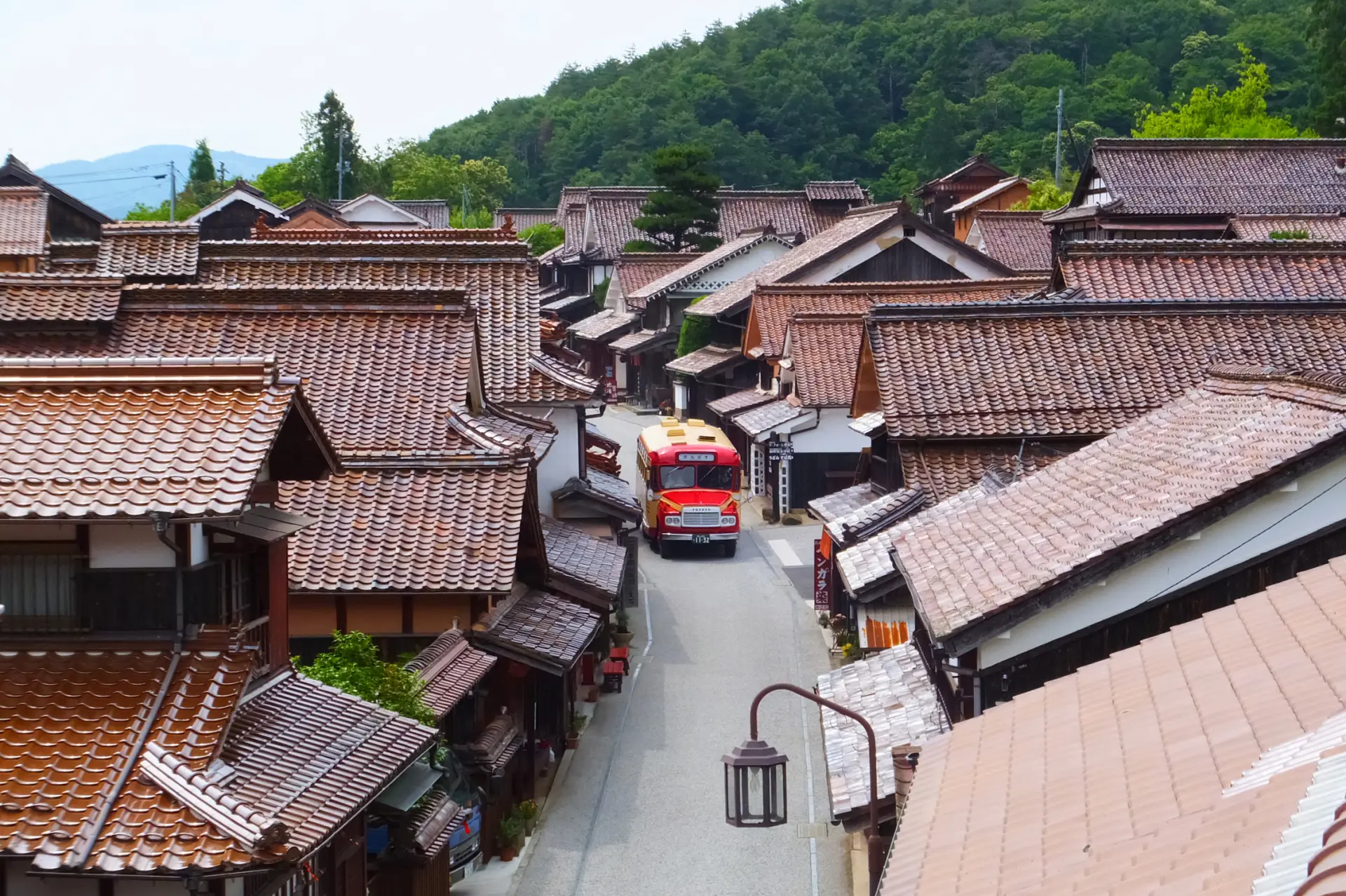 ベンガラ色の家が並ぶ「吹屋ふるさと村」