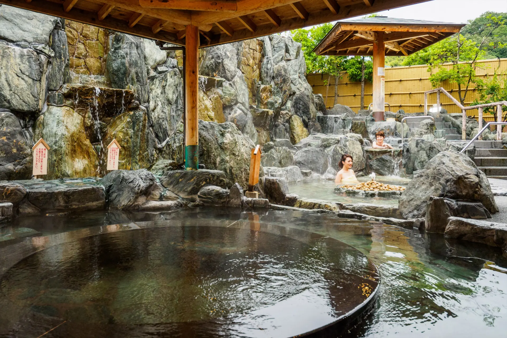 多彩な湯船がそろう「湯郷温泉　湯郷鷺温泉館」