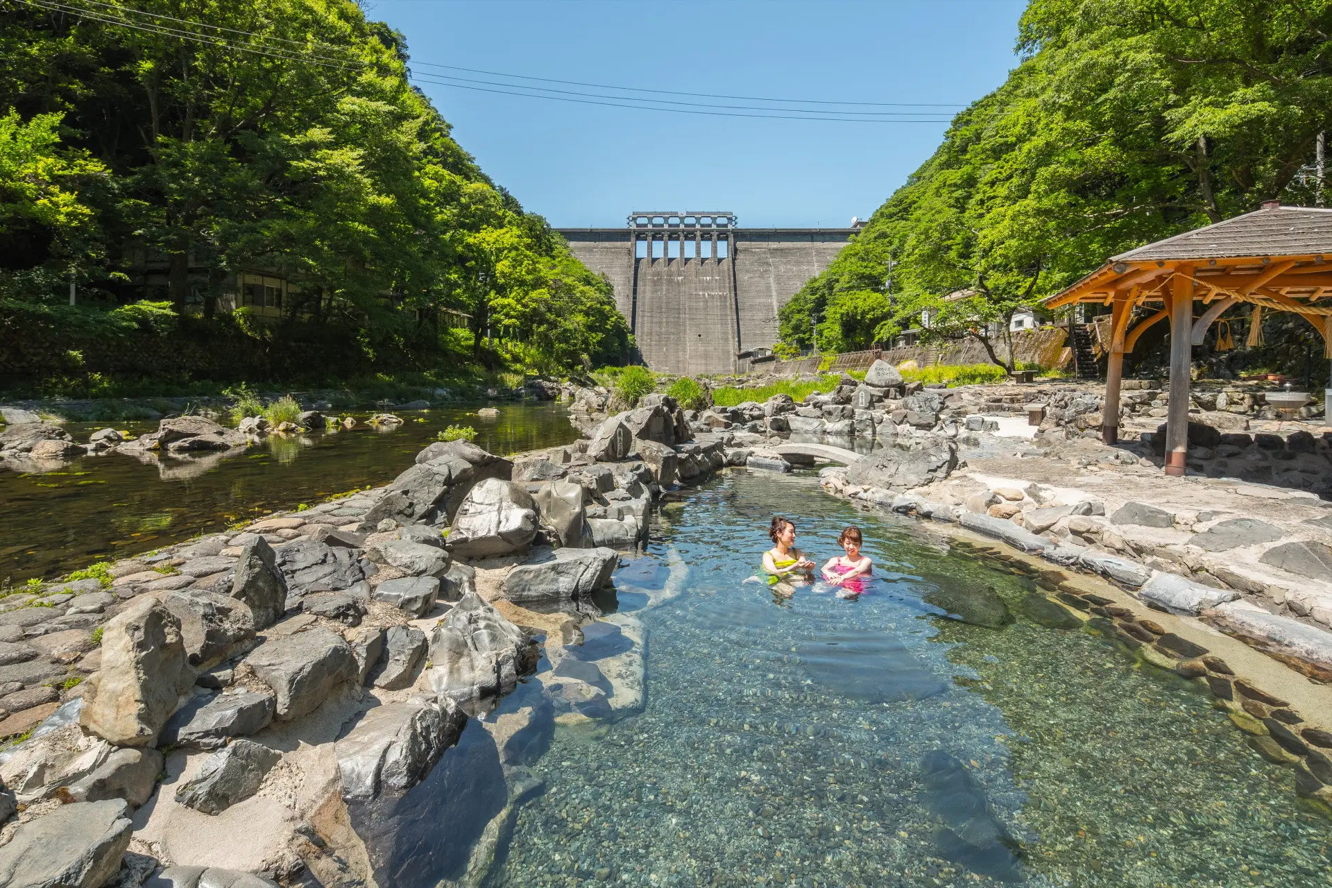 ダムの下に広がる露天風呂「湯原温泉　砂湯」