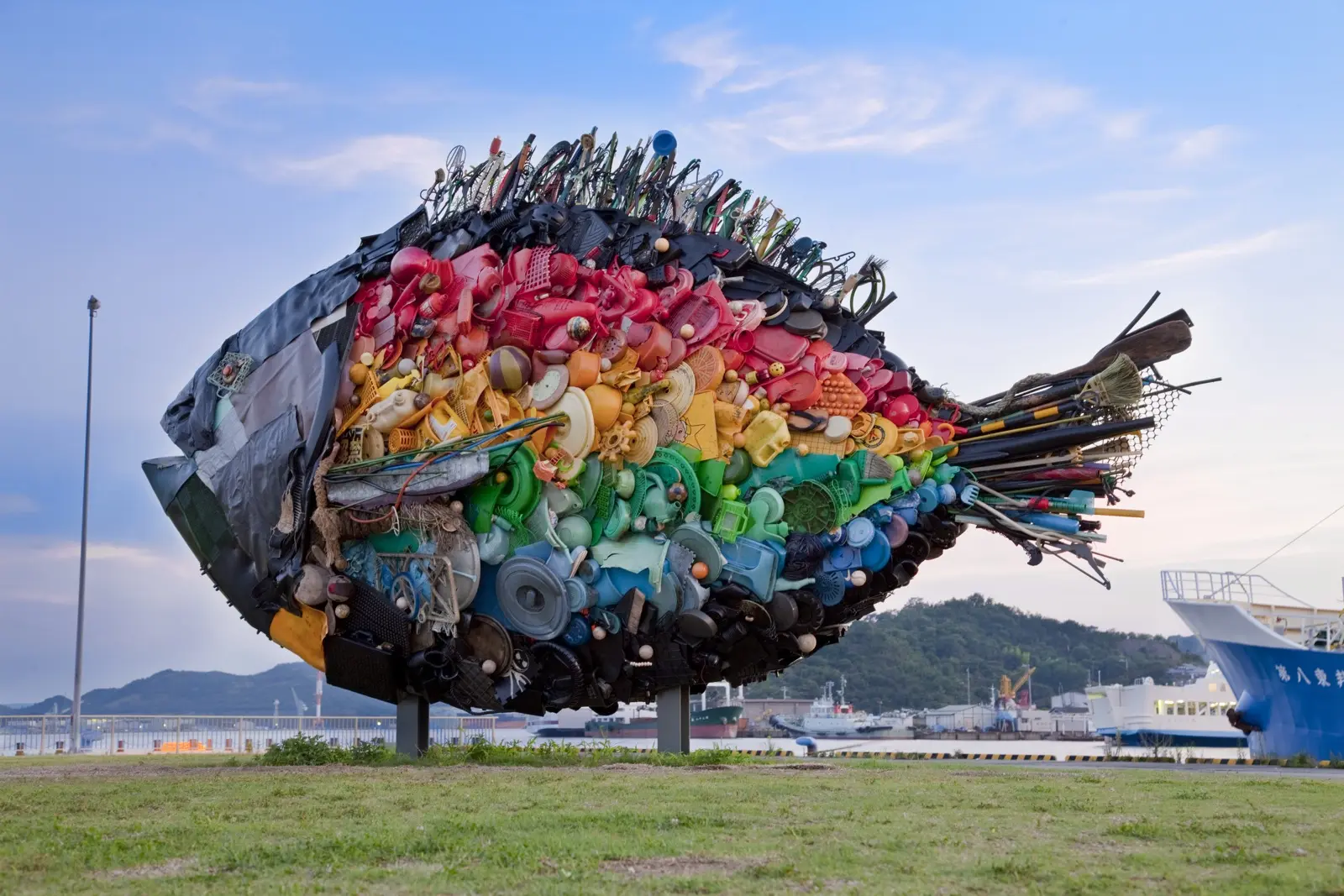 海辺にアートが点在する宇野港