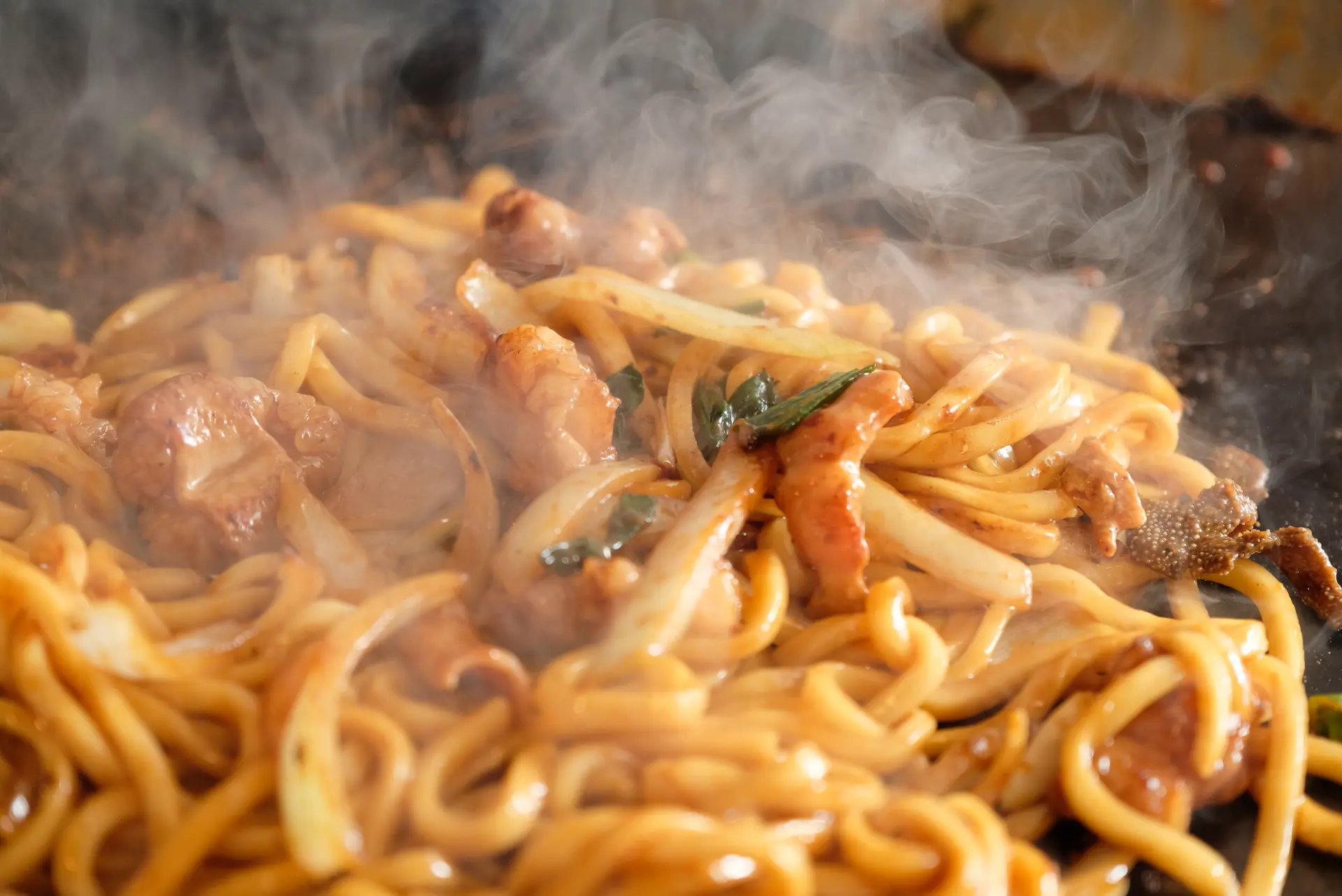 「津山ホルモンうどん」は、新鮮なホルモンと特製ダレが味の決め手 ※写真はイメージです