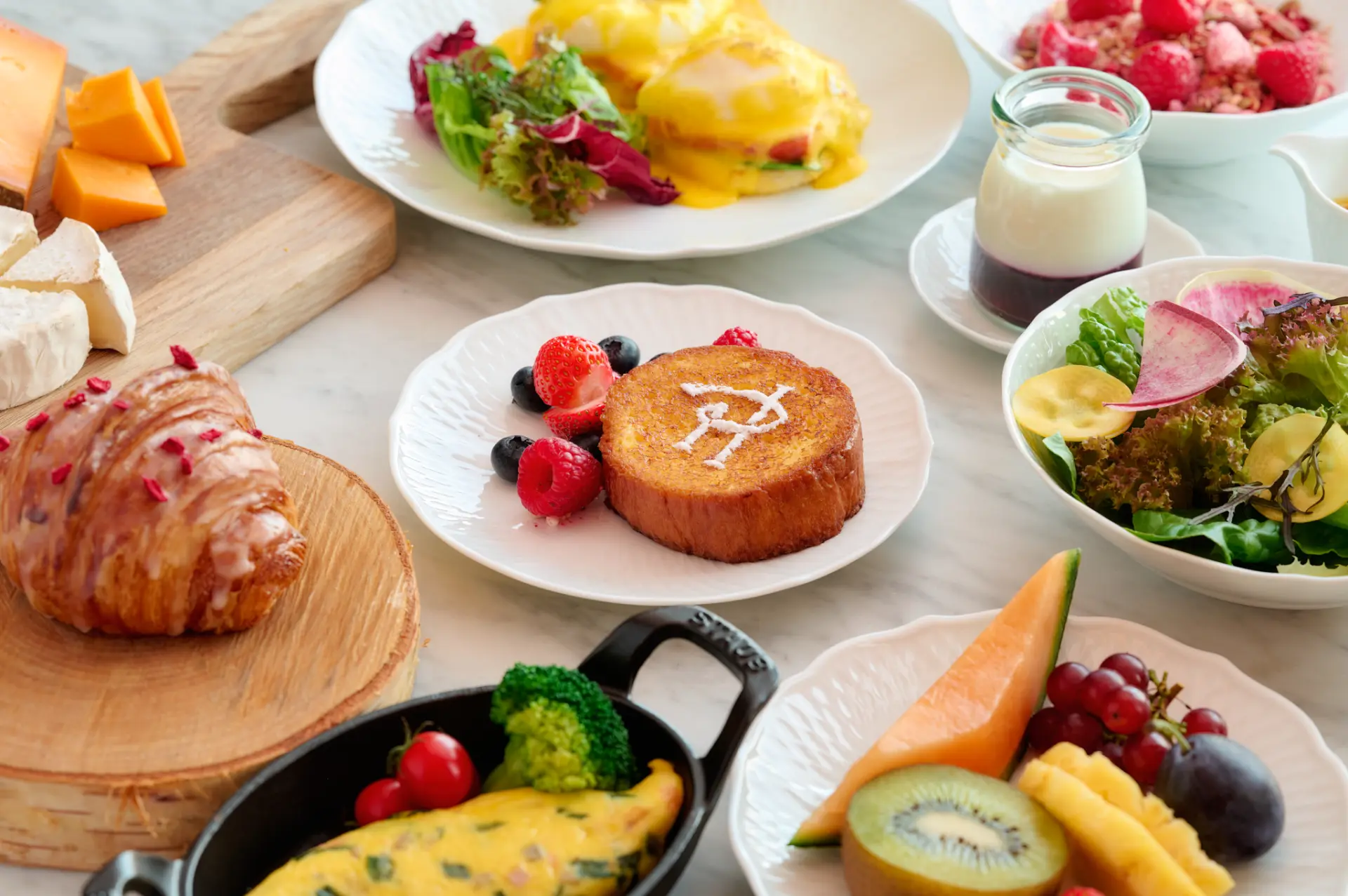 ニセコの絶景を眺めながら朝食を堪能できる