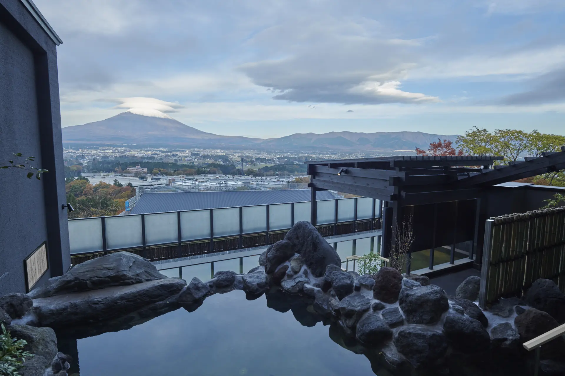 自家源泉の温泉に浸かりながら富士山の絶景に癒やされる