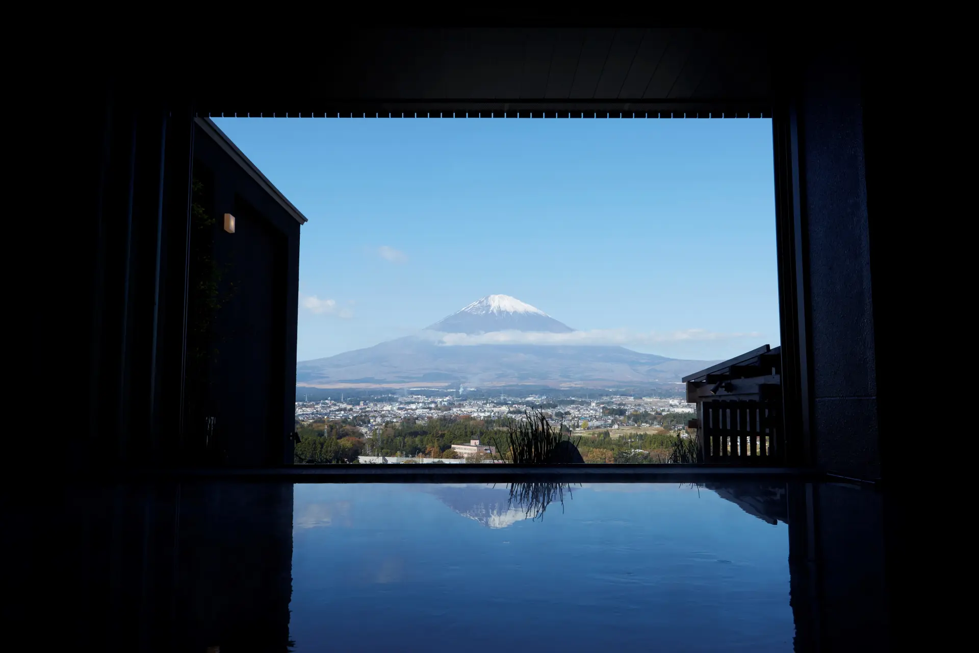 内湯からも雄大な富士山を望める