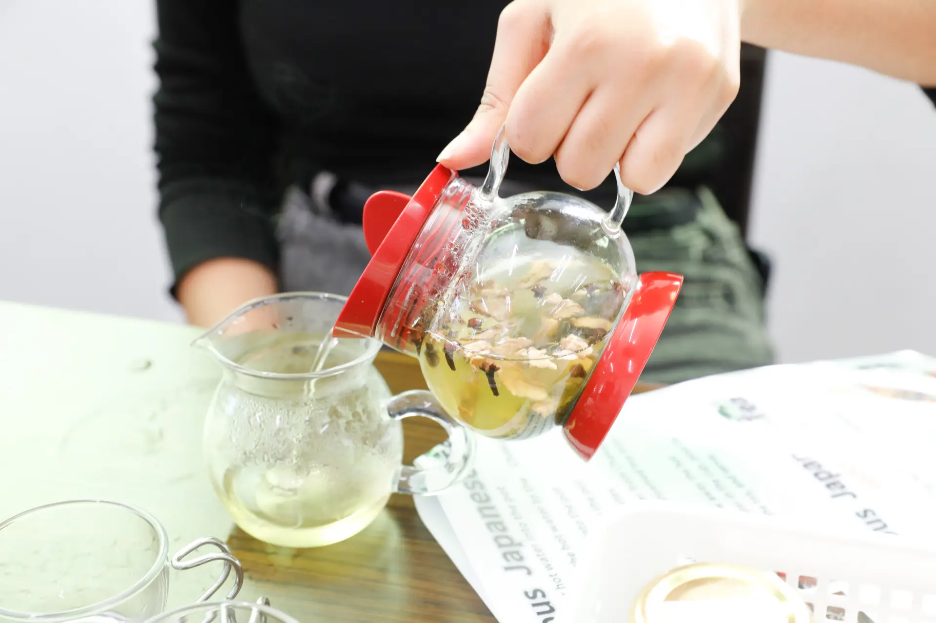 オリジナルブレンドのハーブティー作りを体験できる和漢喫茶咲良のワークショップ
