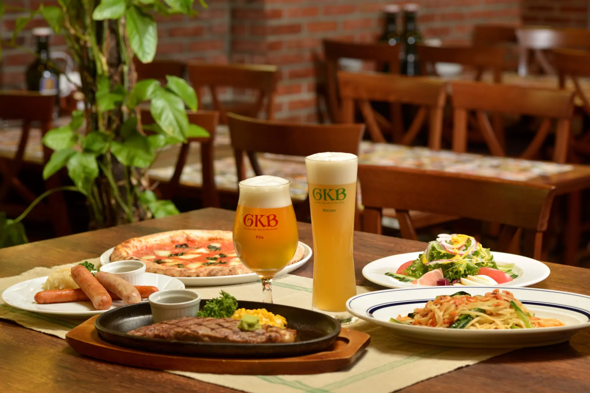 時之栖内の「グランテーブル」で御殿場高原ビールを味わう