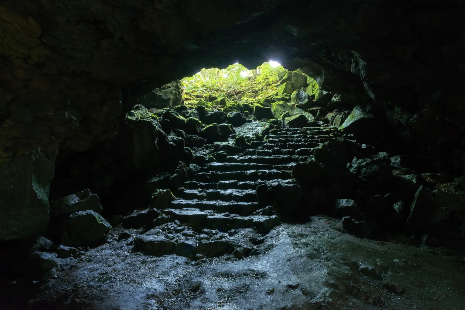 約1万年前の新富士噴火で生まれた日本最大級の溶岩洞窟「駒門風穴」