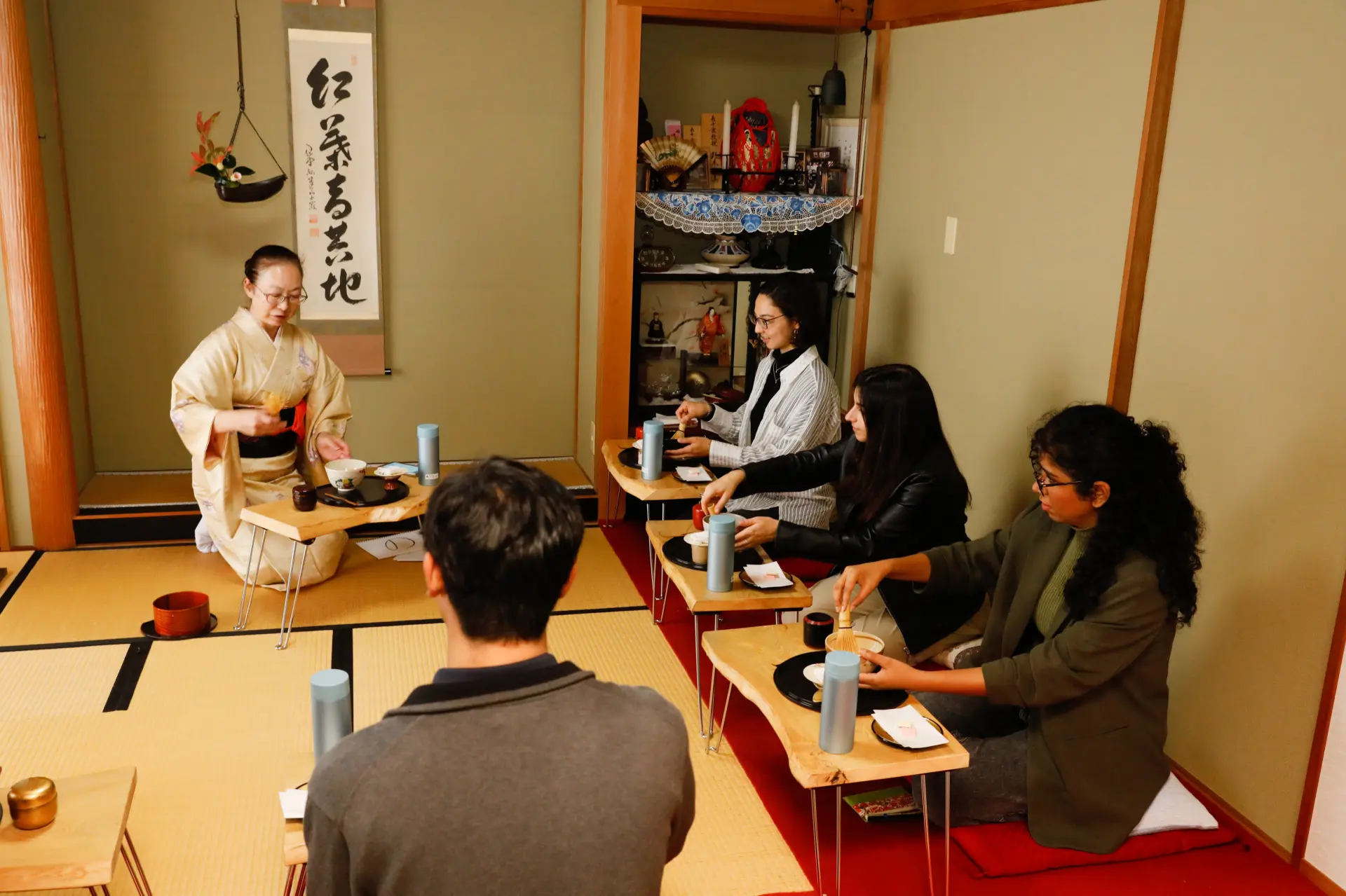 基本から抹茶を点てて味わうまでを体験できる宗沁会の茶道教室