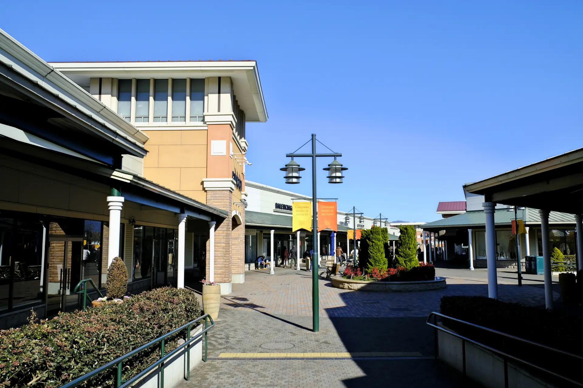約290店舗が軒を連ねる御殿場プレミアム・アウトレットで買い物を満喫