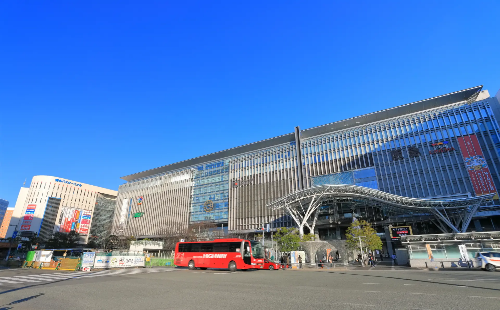 多くの交通機関・商業施設が集まる博多駅