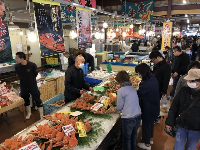 Located next to Tottori Port, this market offers freshly landed seafood as well as processed products.