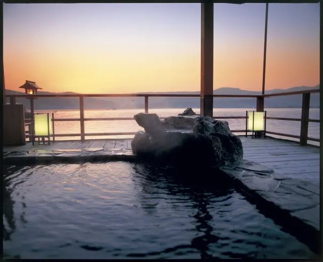 Many inns offer scenic views of Lake Togo and relaxing hot springs known for beautifying the skin.