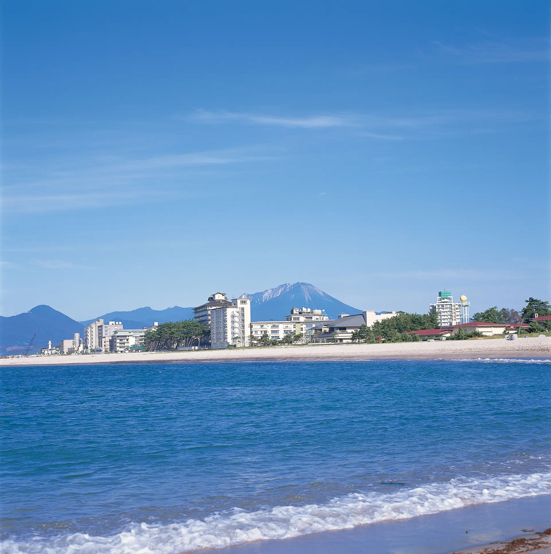 從海岸還能遠眺壯麗的大山美景