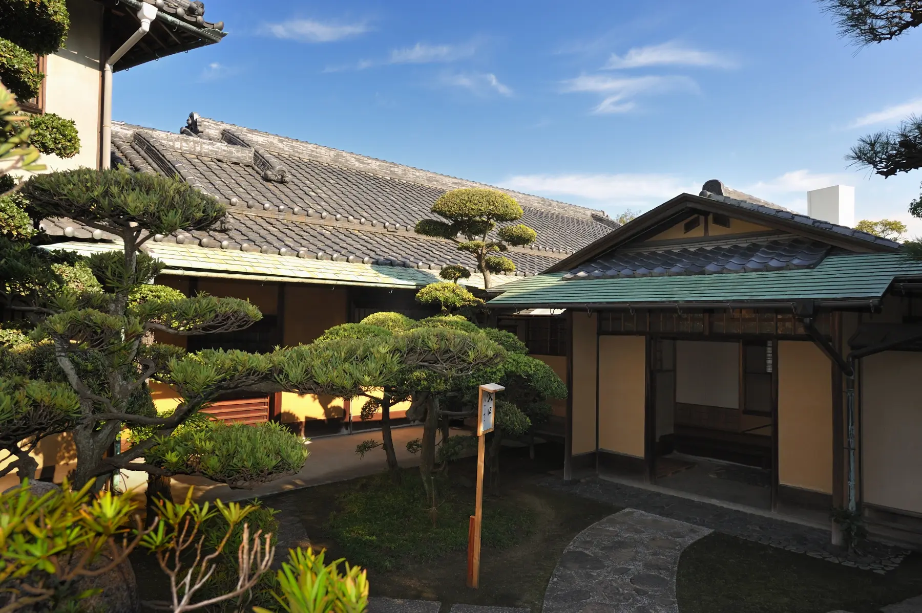 日本情緒溢れる建物と庭園