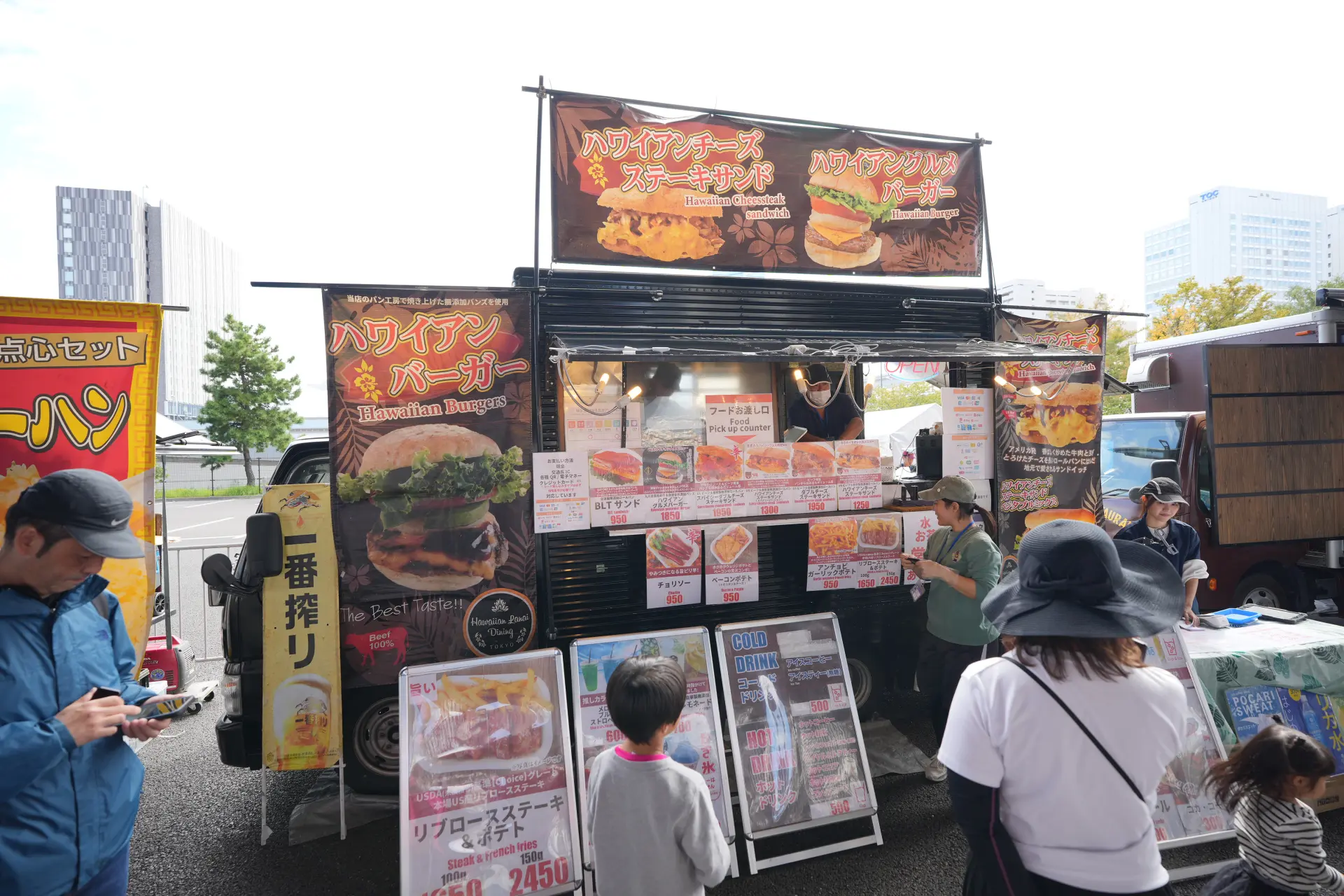 在會場的餐車也能品嚐到各種美食 ※2024年舉辦時的照片