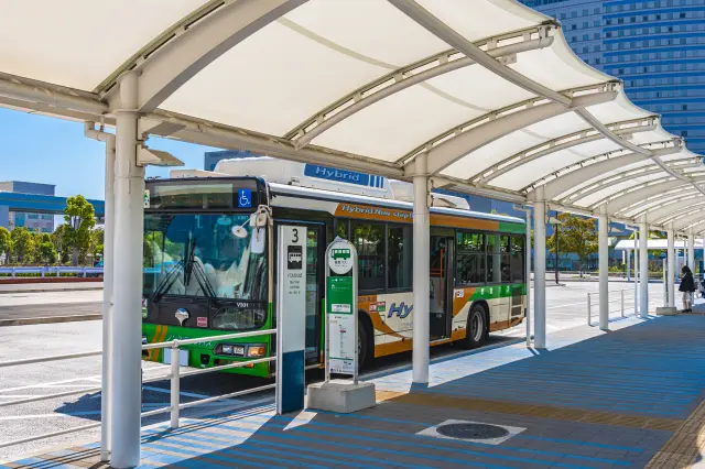Taking the bus from Tokyo Station is a recommended way to access the venue.
