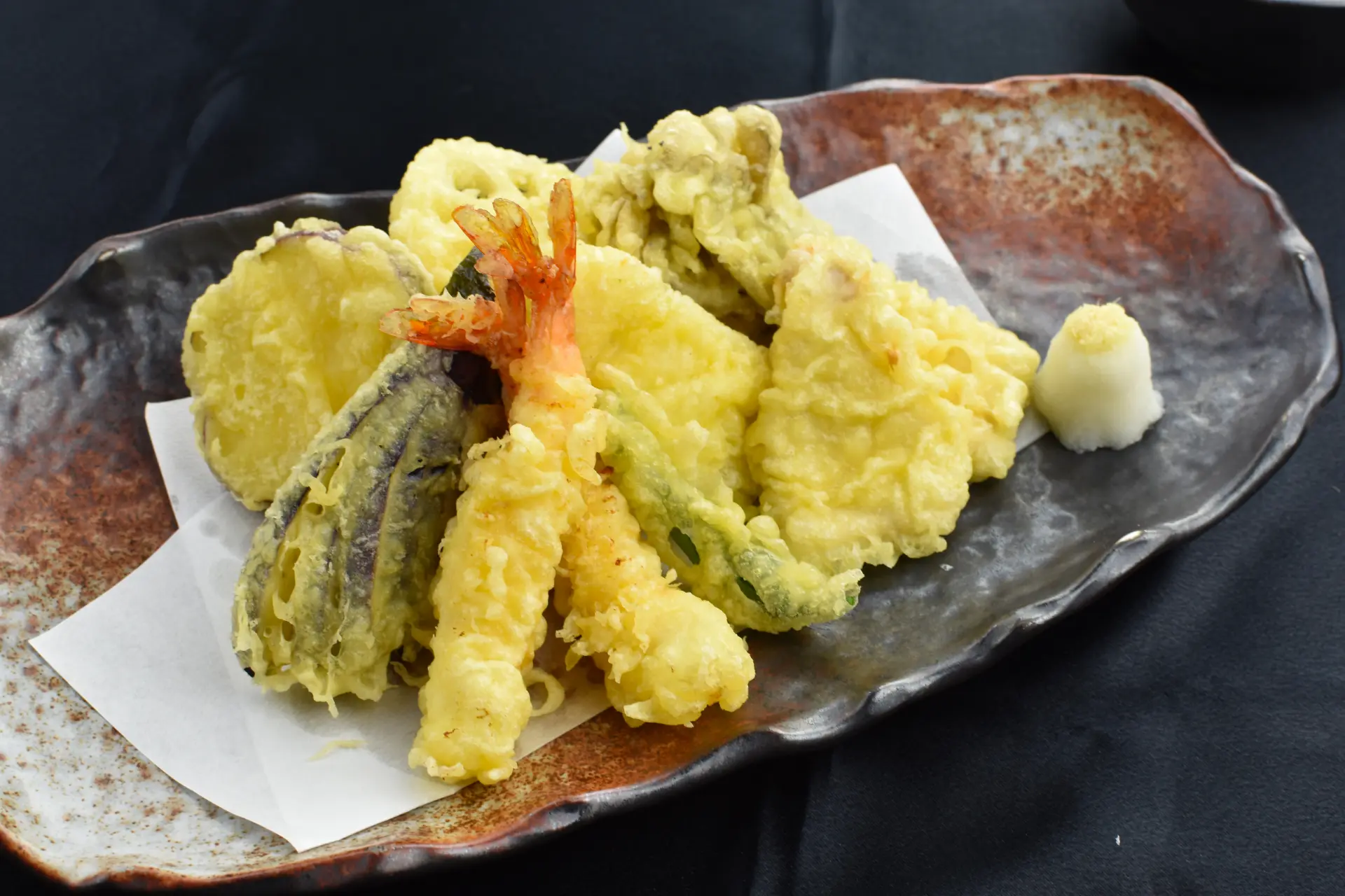 使用時令食材的「天婦羅拼盤」