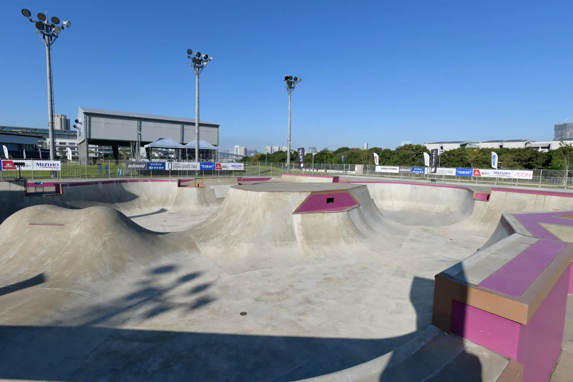設有籃球場和滑板公園的戶外多功能場地