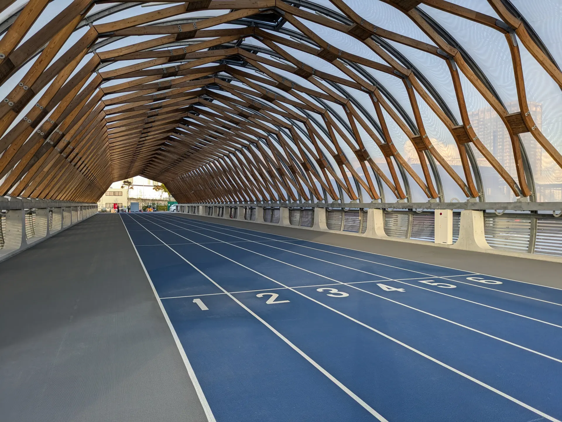 全長約100m的隧道式全天候跑步練習場