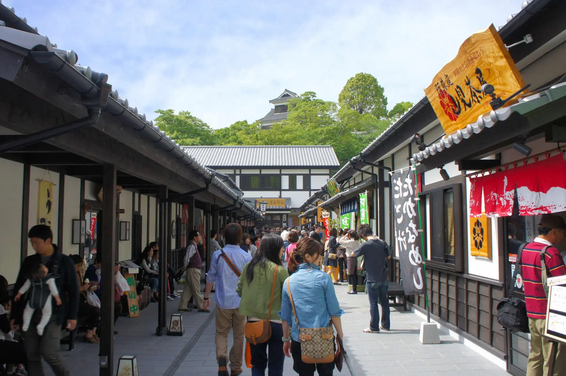 熊本グルメやショッピングが楽しめる、城下町を再現したストリート