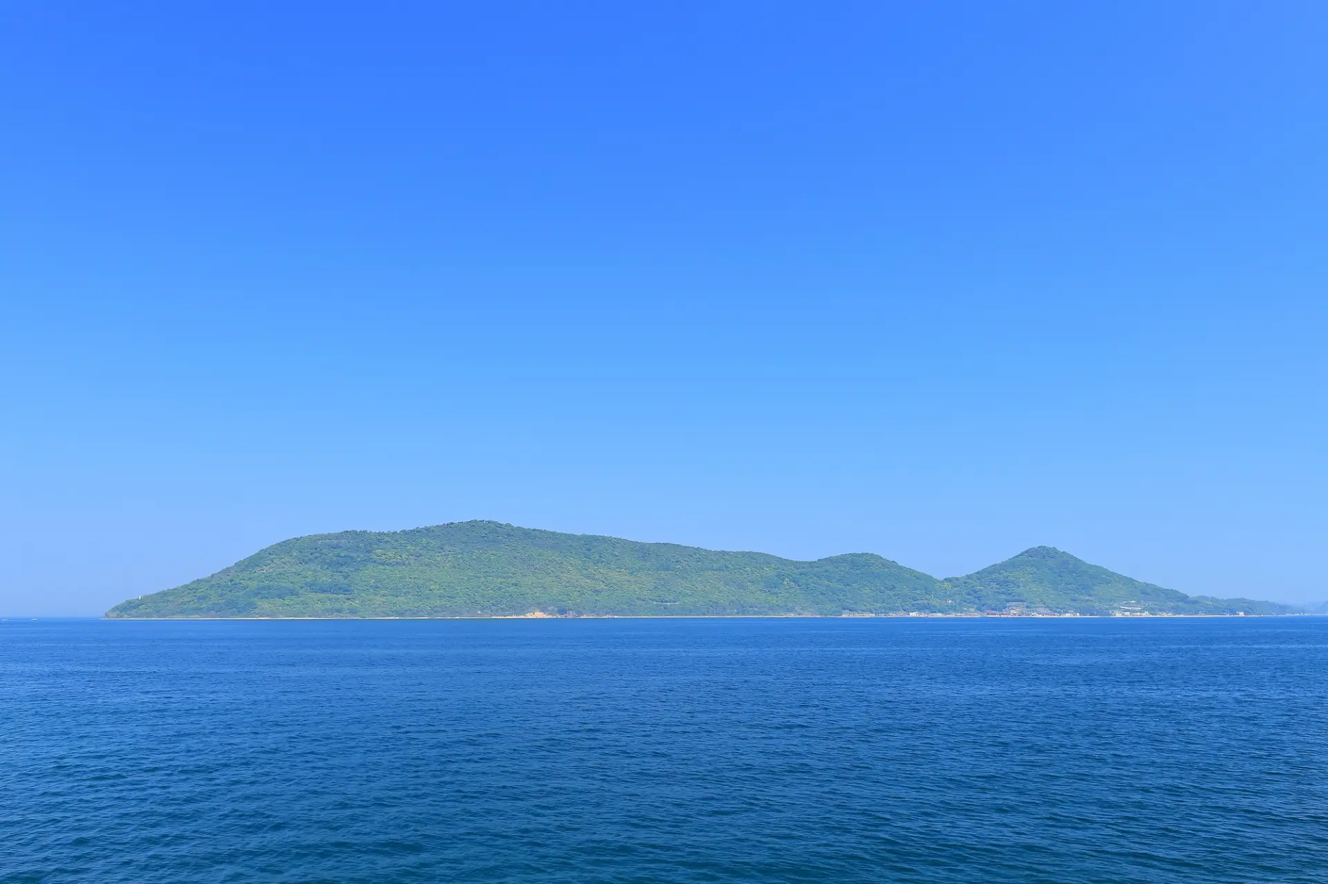 桃太郎伝説の鬼ヶ島だとする説もある女木島