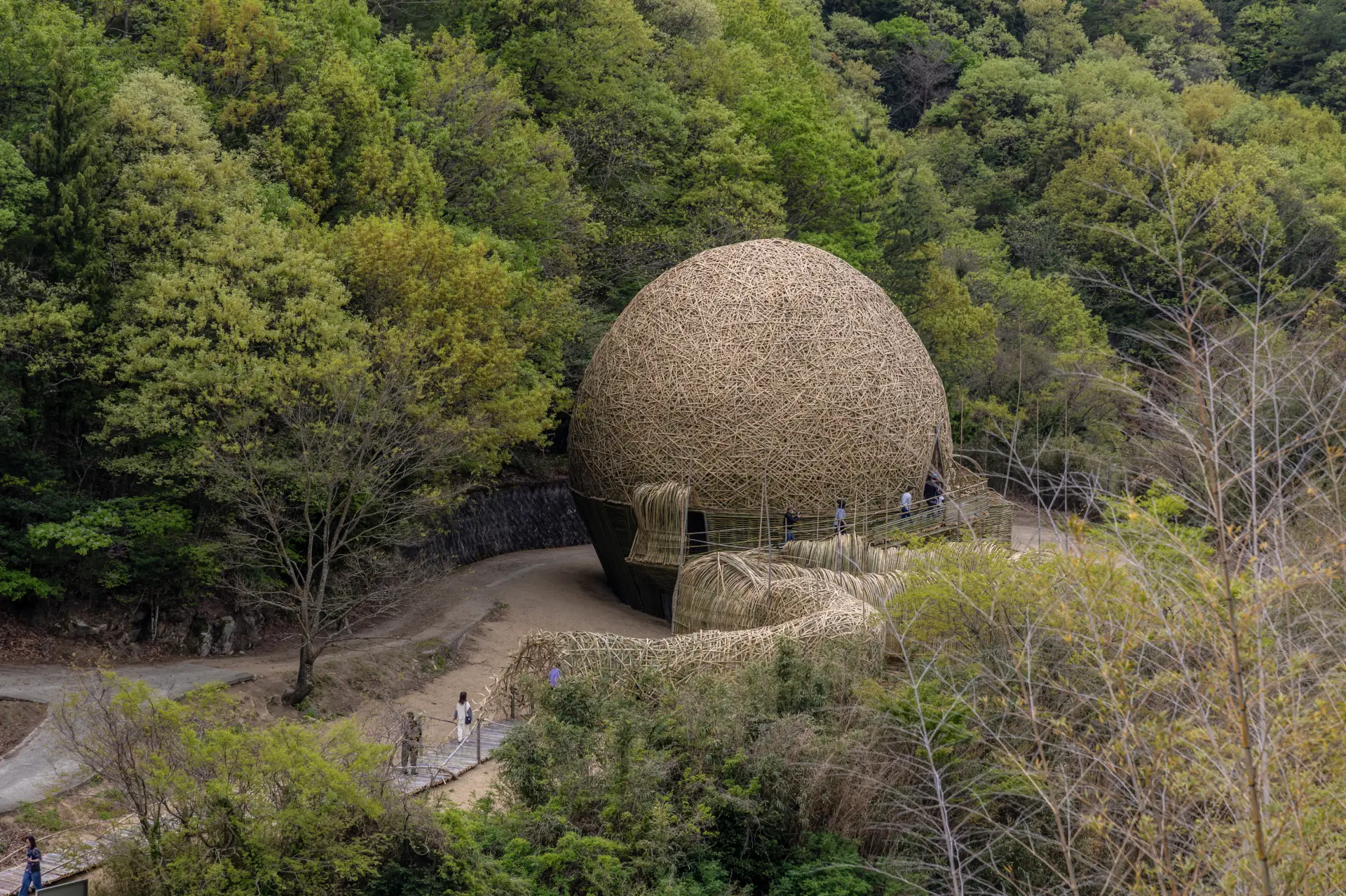 ワン・ウェンチー[王文志]「抱擁・小豆島」  Photo: Shintaro Miyawaki