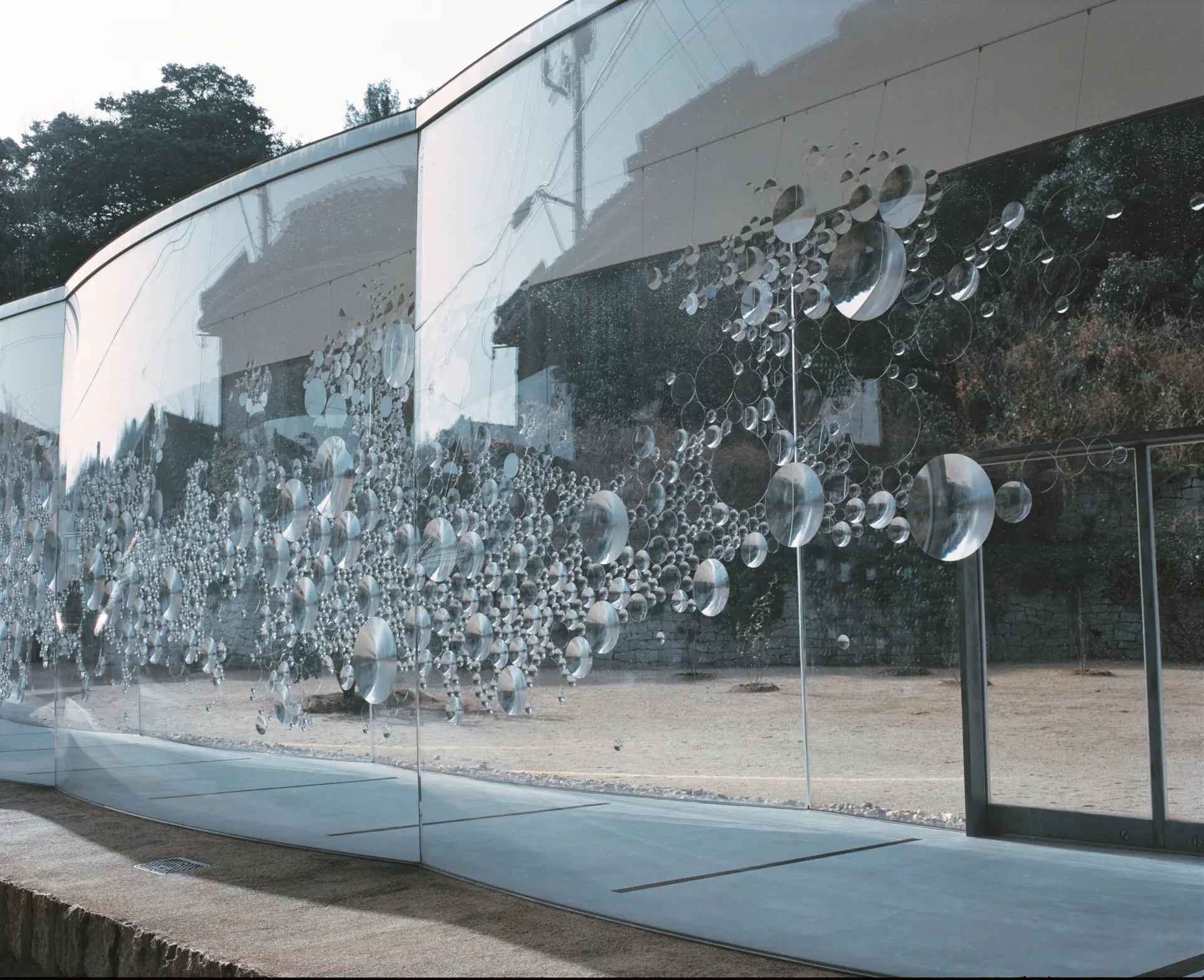 犬島「家プロジェクト」S邸 荒神明香「コンタクトレンズ」2013 写真：Takashi Homma