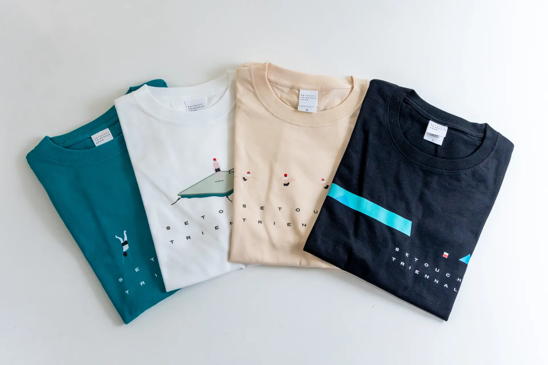 可愛らしい少年のイラストが入った公式Tシャツ
